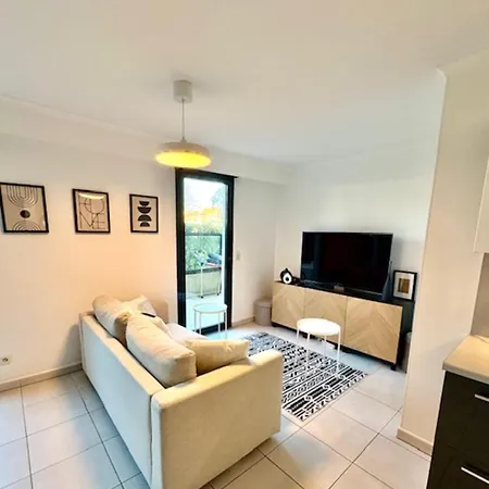 T2 With Terrace In Fréjus